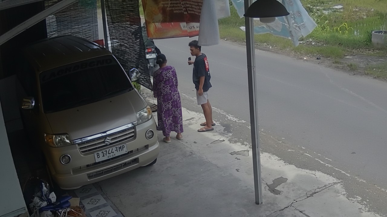 Pelaku kedua menghampiri korban dengan alasan menanyakan alamat.