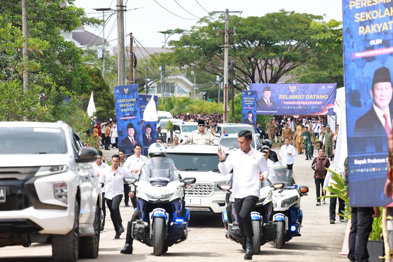 Presiden Prabowo menyapa siswa Sekolah Rakyat Banjarbaru di ruang kelas dengan suasana hangat dan edukatif.