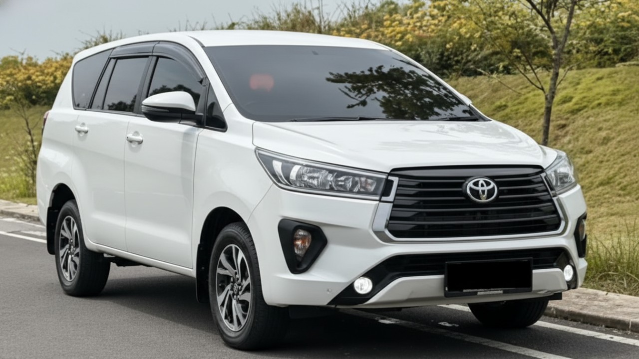 Toyota Innova Reborn dengan kabin luas dan desain timeless, siap menemani perjalanan keluarga dengan mesin diesel andal.