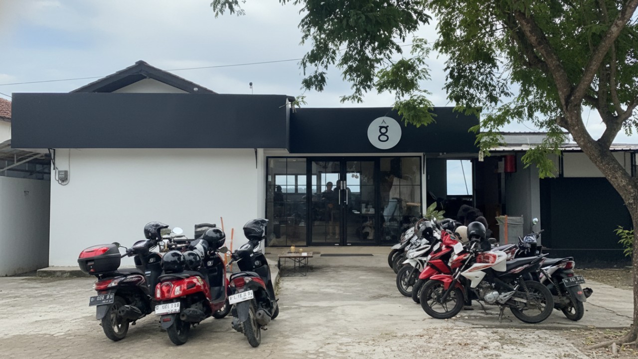 Suasana 8+ Coffee di Jalan Martadinata Balikpapan dengan panorama kota dan konsep nongkrong sehat yang menarik perhatian bubuhan.