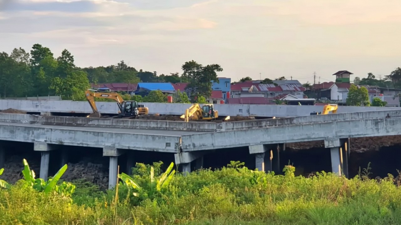 Kondisi ruas Tol IKN Karangjoang yang ambles usai hujan deras, menampilkan slab on pile yang turun dan alat berat di lokasi, bikin penasaran Cess.