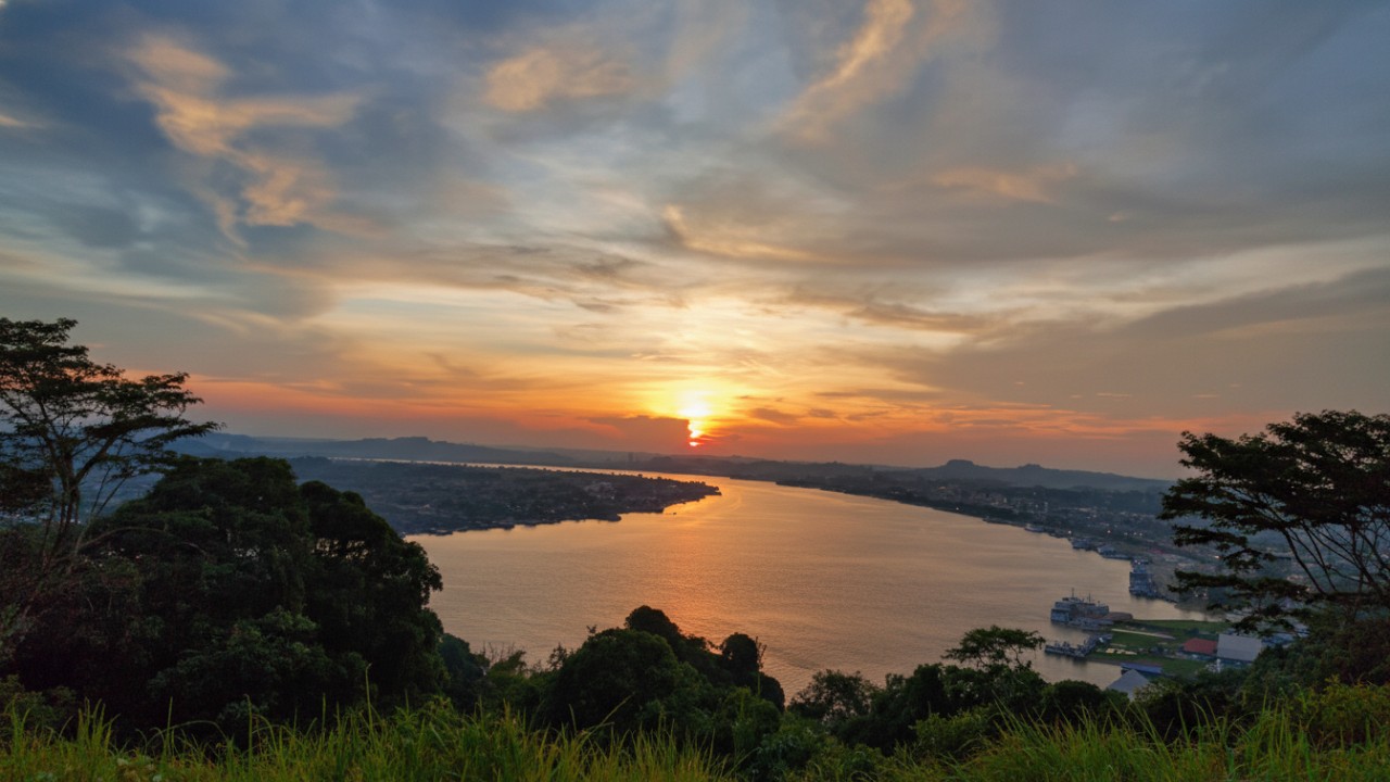 Panorama Kota Samarinda dari Bukit Steling Selili dengan latar Sungai Mahakam dan Jembatan Mahakam yang memikat.