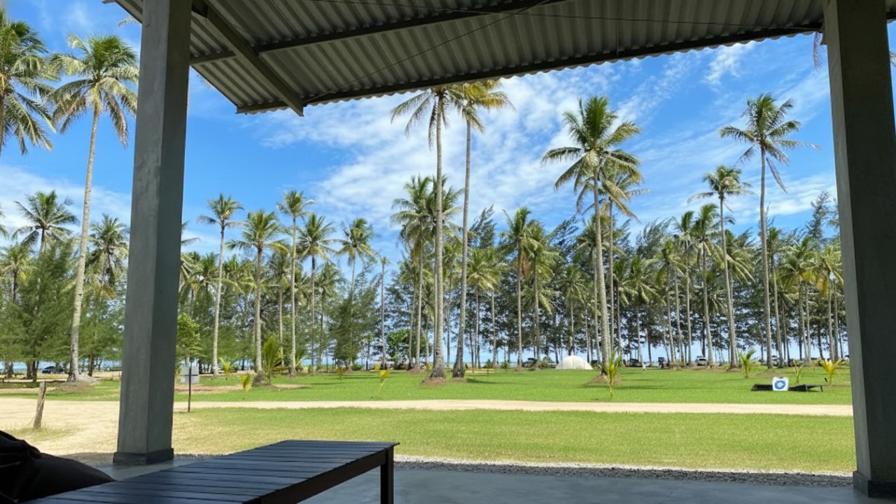 Tampak kawasan Watu Beach Lamaru di Jl. Mulawarman Lamaru Balikpapan Timur sebagai titik pantai beralamat resmi yang mudah dikenali.