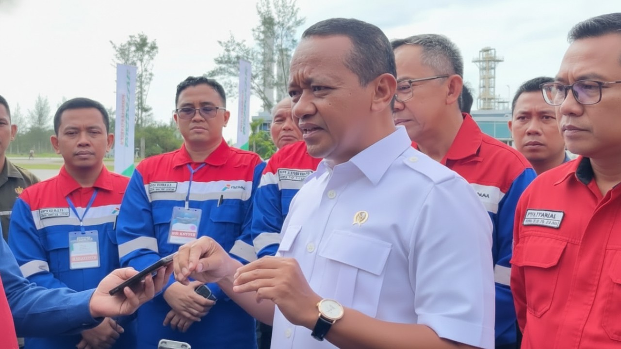 Menteri ESDM RI Bahlil Lahadalia memberikan keterangan kepada wartawan jelang peresmian RDMP Balikpapan, Senin (12 Januari 2026).