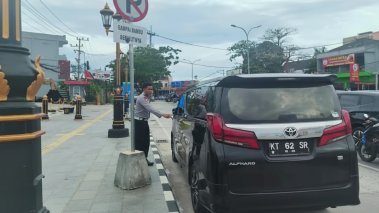 Aktivitas penertiban parkir liar di Jalan MT Haryono Balikpapan dengan dukungan teknologi pengawasan modern.