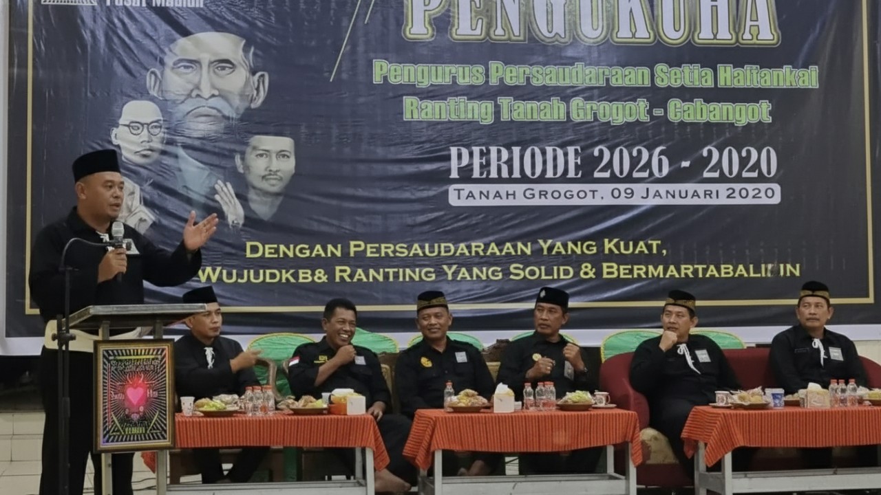 Pengukuhan pengurus Ranting Tanah Grogot PSHT Cabang Paser di Padepokan, simbol persaudaraan dan komitmen organisasi.