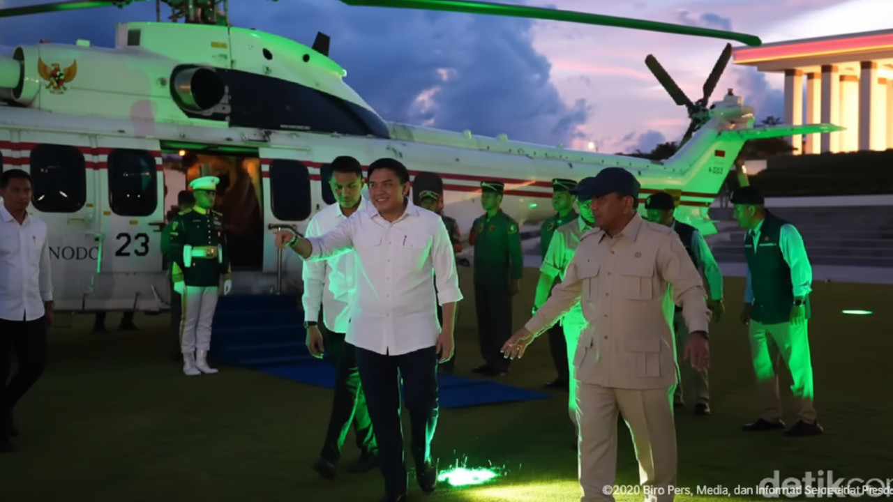 Presiden Prabowo tiba di helipad Istana Garuda IKN, menandai kunjungan perdana sebagai Presiden RI.