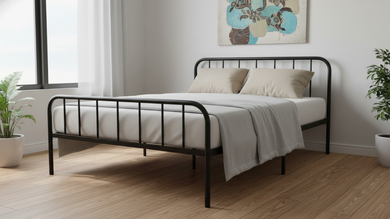 Detail klasik sederhana pada headboard besi.