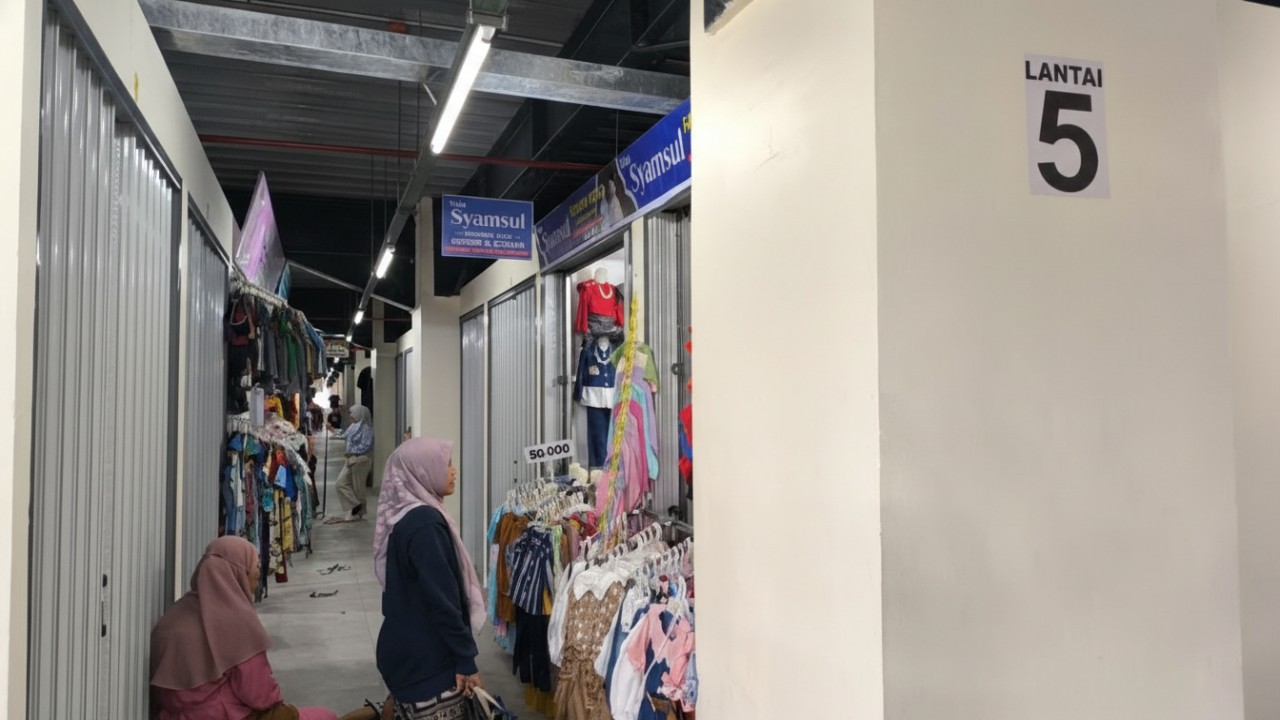 Tampilan luar Pasar Pagi Samarinda delapan lantai dengan aktivitas pedagang mulai berjalan.