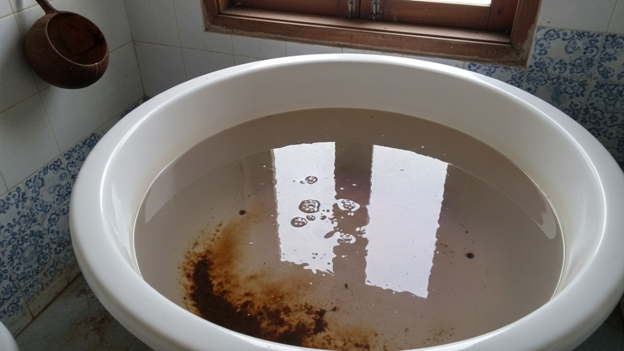 Air menguning terlihat jelas saat ditampung di bak mandi rumah.