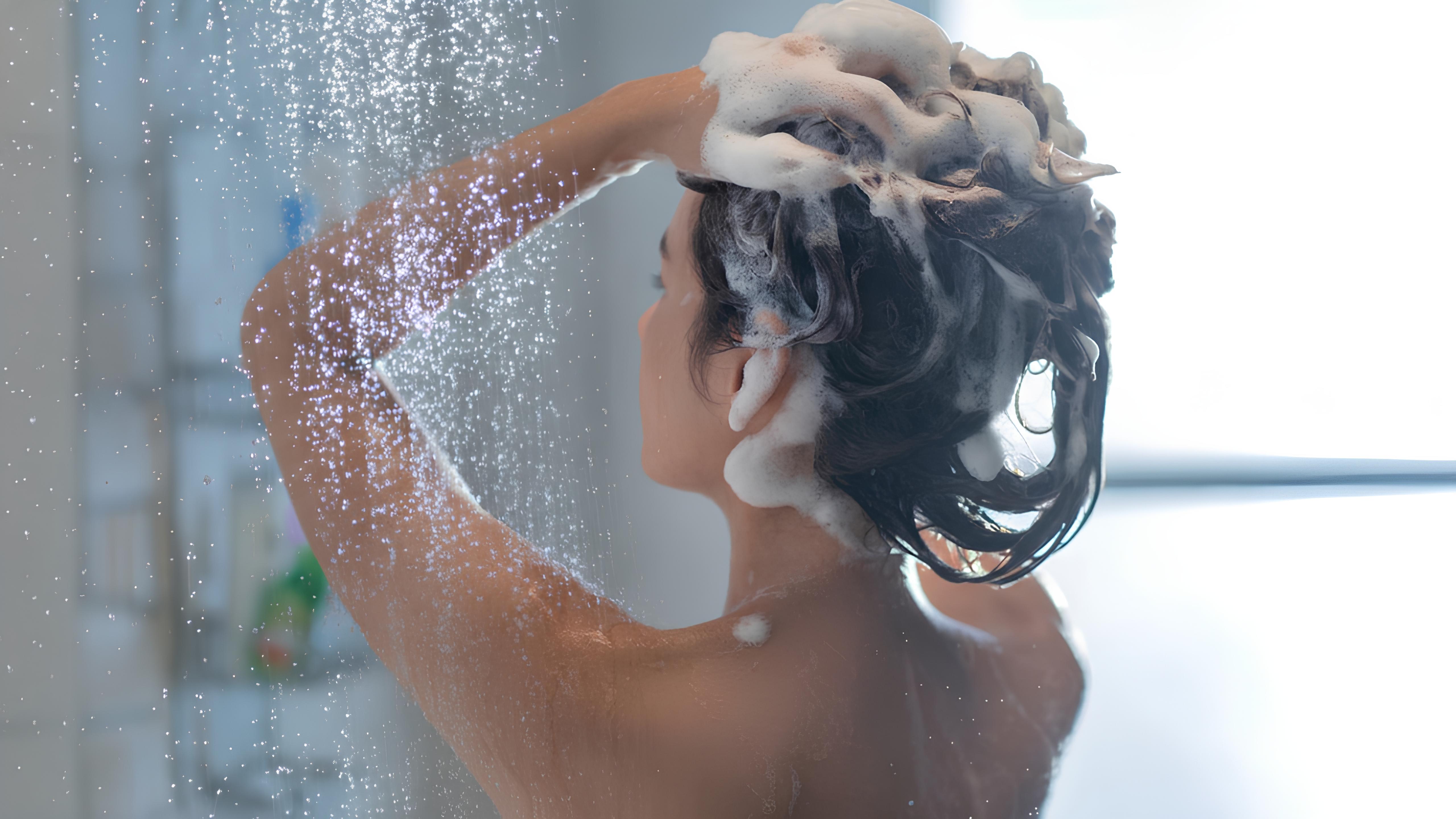 Kenali lima sampo penghitam rambut populer untuk pria dan wanita yang efektif menutupi uban serta rambut kusam.