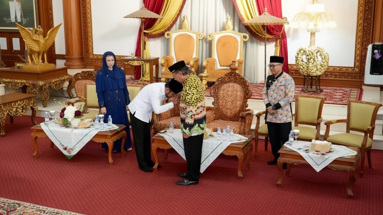 Kunjungan Gubernur Kaltim ke Kedaton Kesultanan Kutai Kartanegara. Sultan Kutai Kartanegara sebagai simbol sejarah dan budaya Benua Etam.