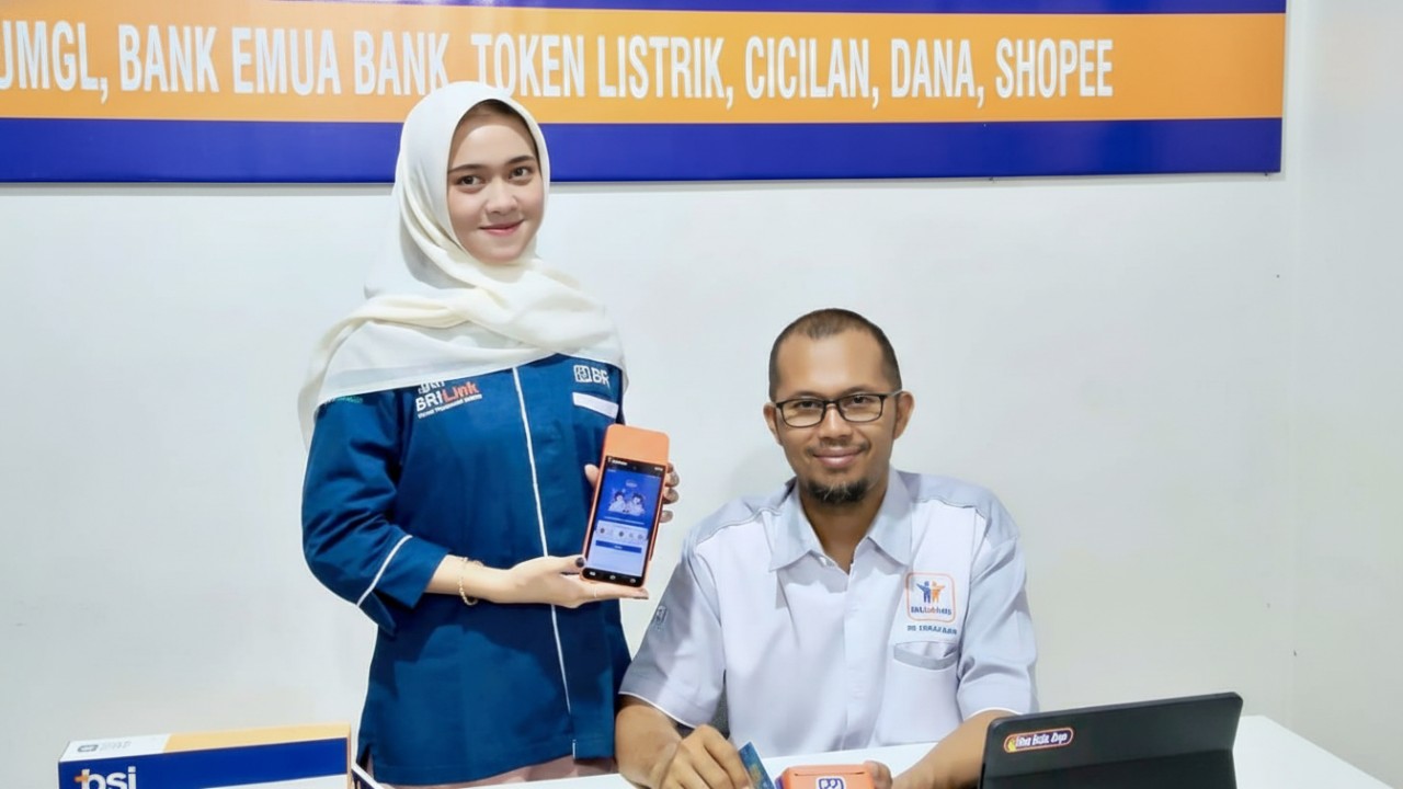 Rochim, pemilik BRILink Agen Warung Concept yang berada di bawah binaan BRI Unit Srobyong.