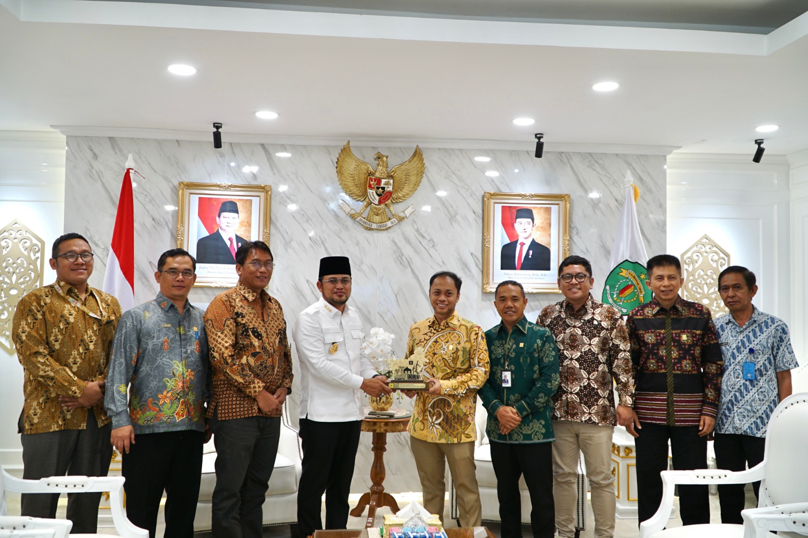 GM PLN UIP KLT Basuki Widodo bersama jajaran PLN Kalimantan Timur berfoto dengan Gubernur Kaltim H. Rudy Mas&rsquo;ud usai audiensi di Samarinda.