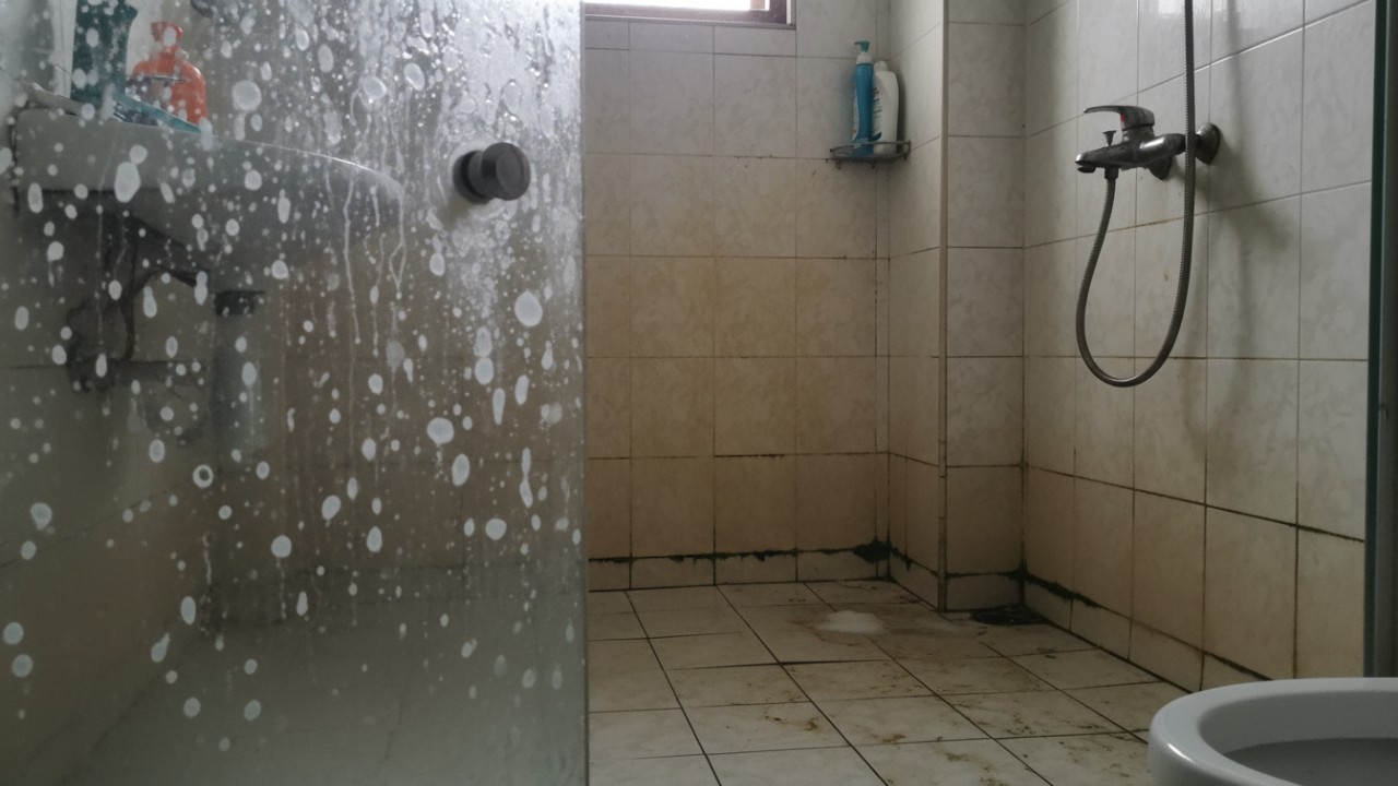 Proses membersihkan kerak menggunakan bahan alami.