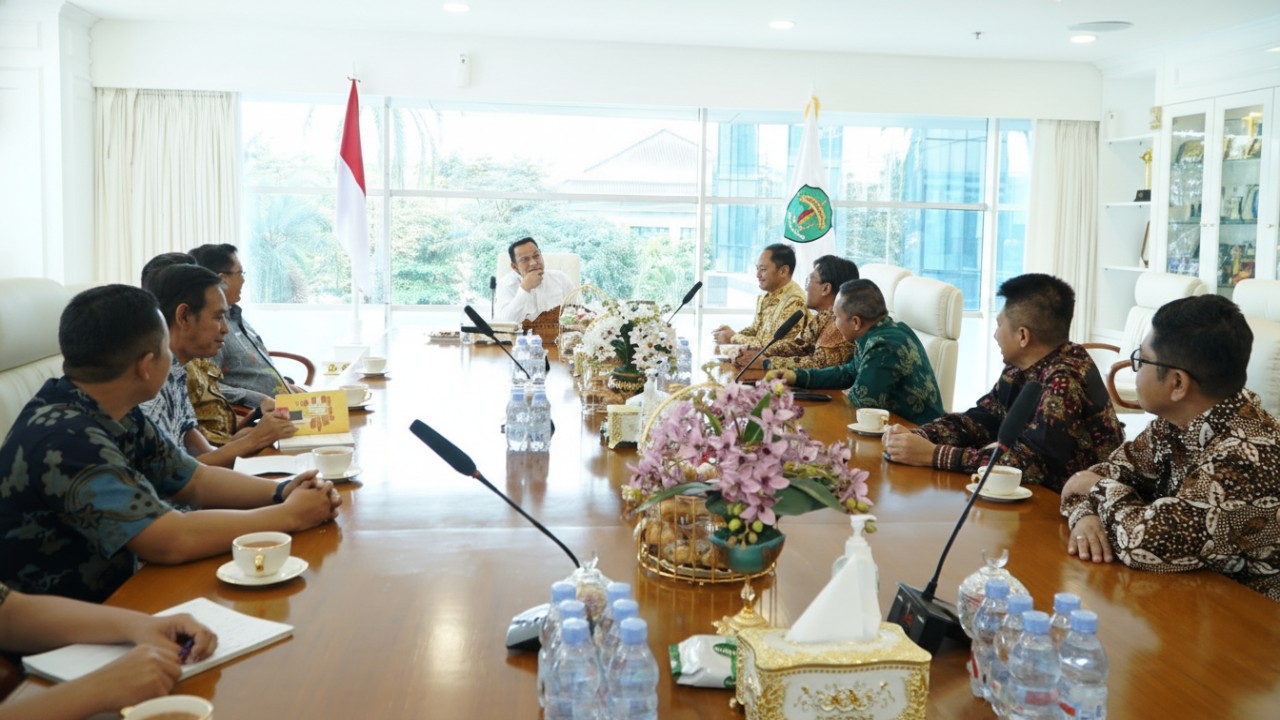 Suasana audiensi manajemen PLN Grup Kalimantan Timur bersama Gubernur Kalimantan Timur Rudy Mas&rsquo;ud membahas penguatan sinergi pembangunan dan ketenagalistrikan daerah.