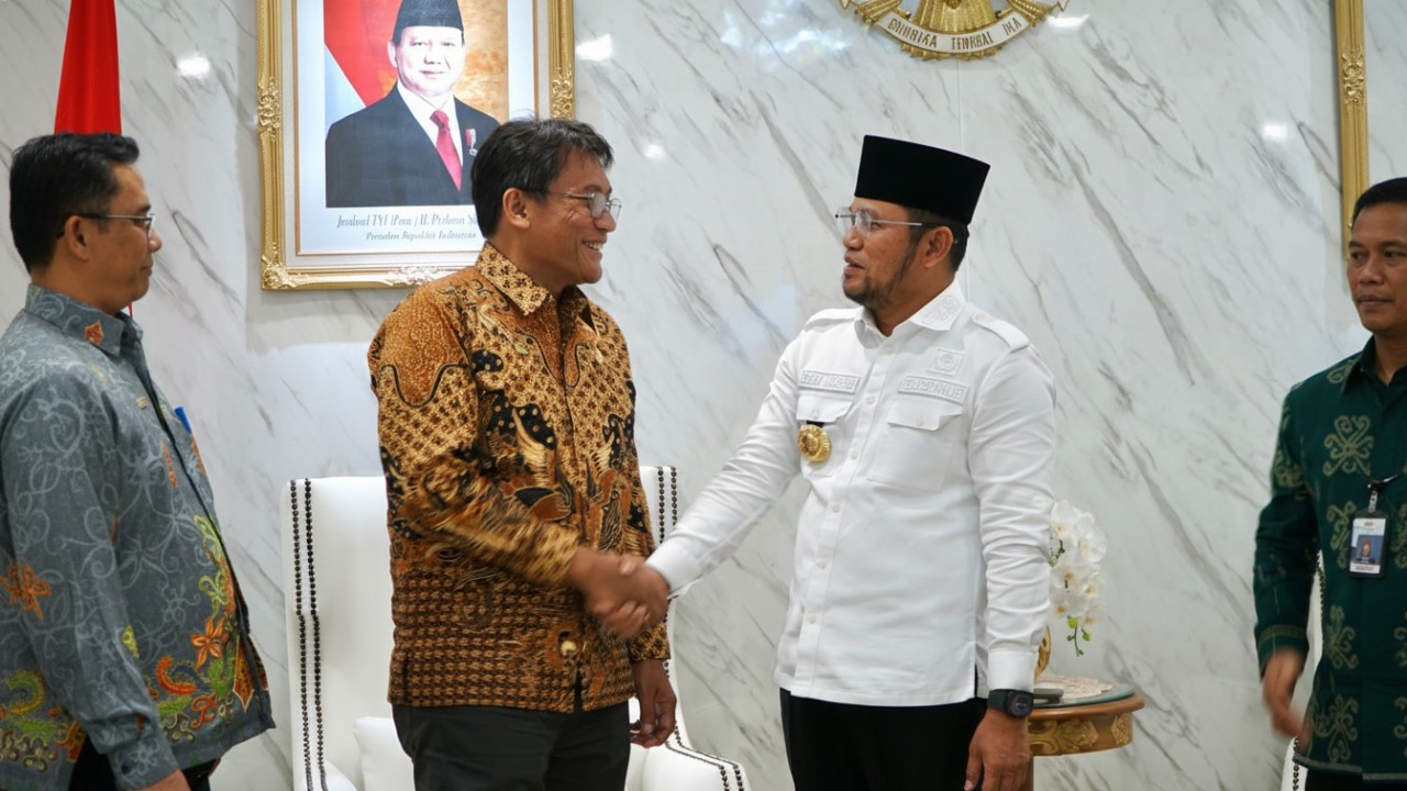 General Manager PLN UIP KLT Basuki Widodo berjabat tangan dengan Gubernur Kalimantan Timur H. Rudy Mas&rsquo;ud sebagai bentuk penguatan kerja sama antara PLN dan Pemerintah Provinsi Kalimantan Timur.