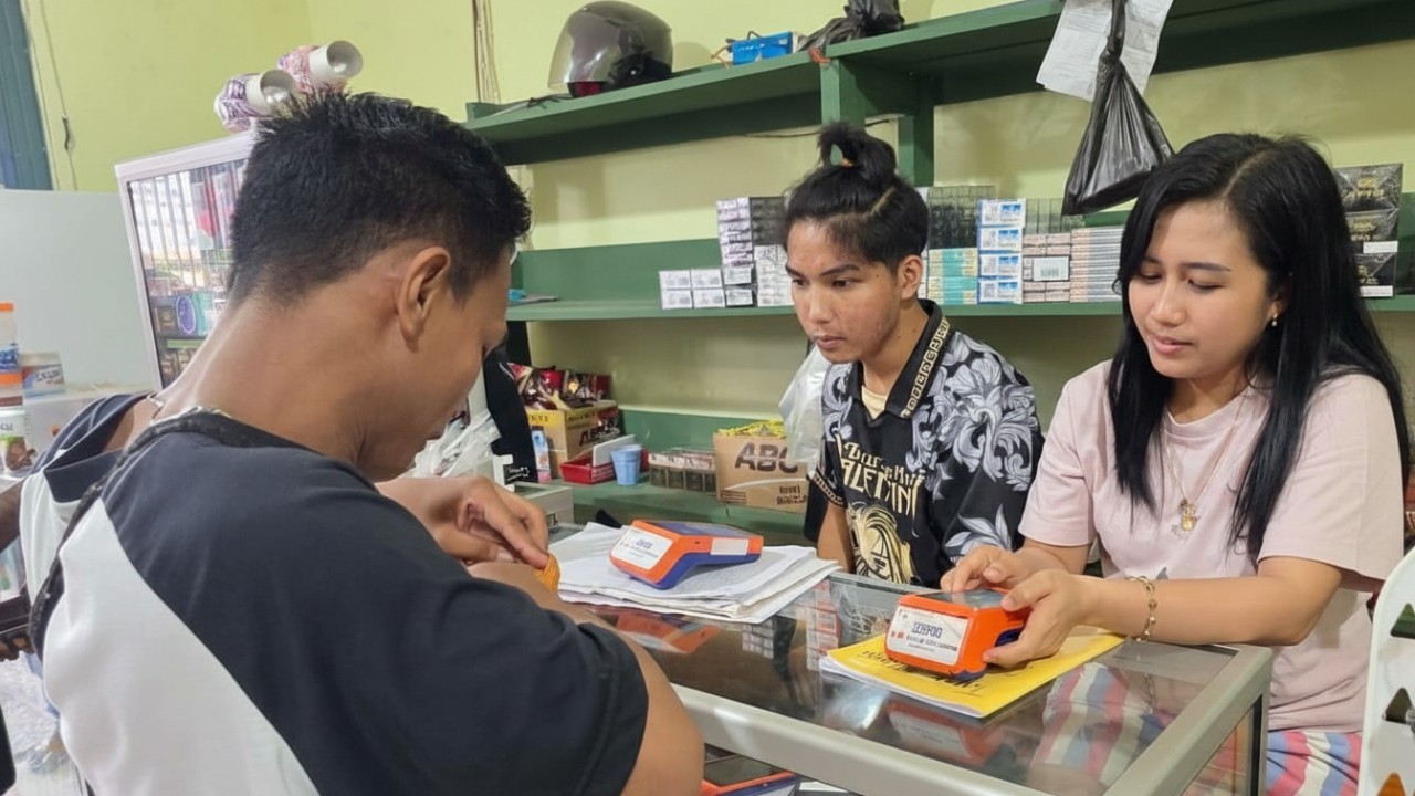 Alfrida Pasongli melayani transaksi keuangan masyarakat setempat.