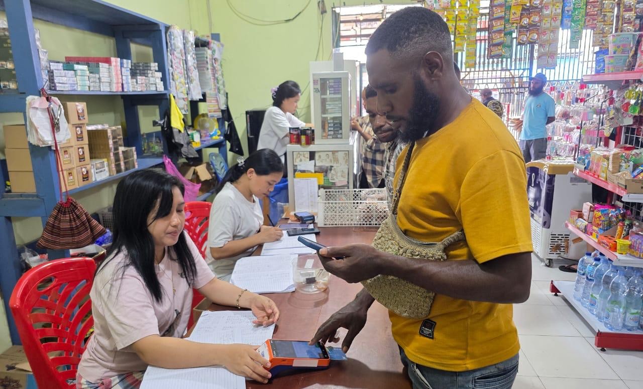 Warga Distrik Dekai, Papua Pegunungan, melakukan transaksi keuangan di Kios BRILink Agen Waisun.
