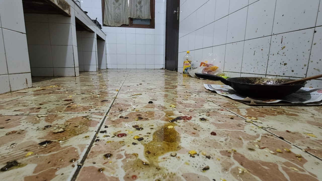 lantai dapur berminyak