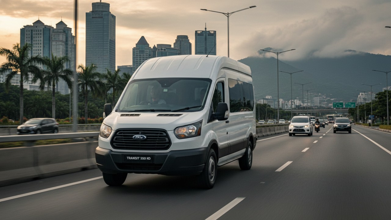 Ford Transit 350 HD sebagai van berkapasitas besar.