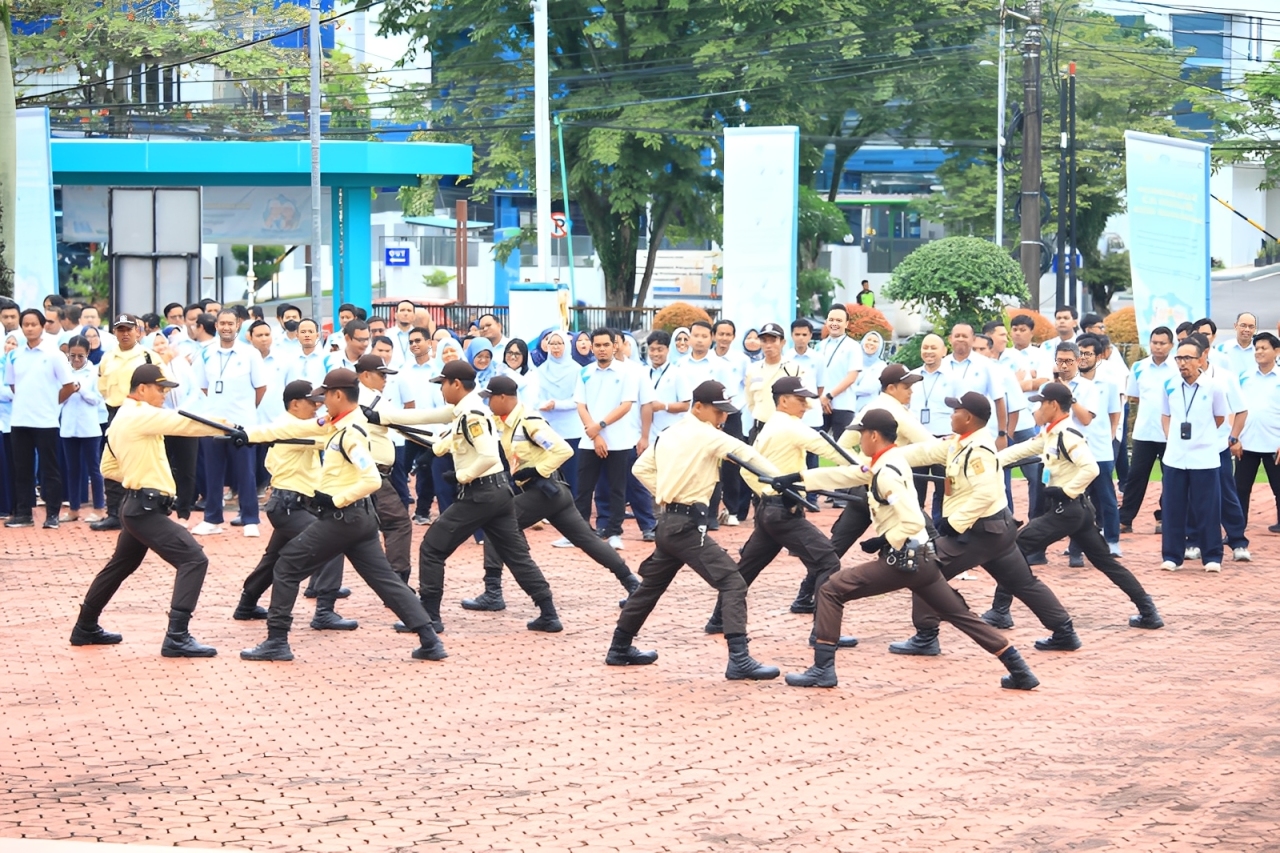 Tim Security PLN memperagakan kesiapsiagaan pengamanan dan simulasi darurat.