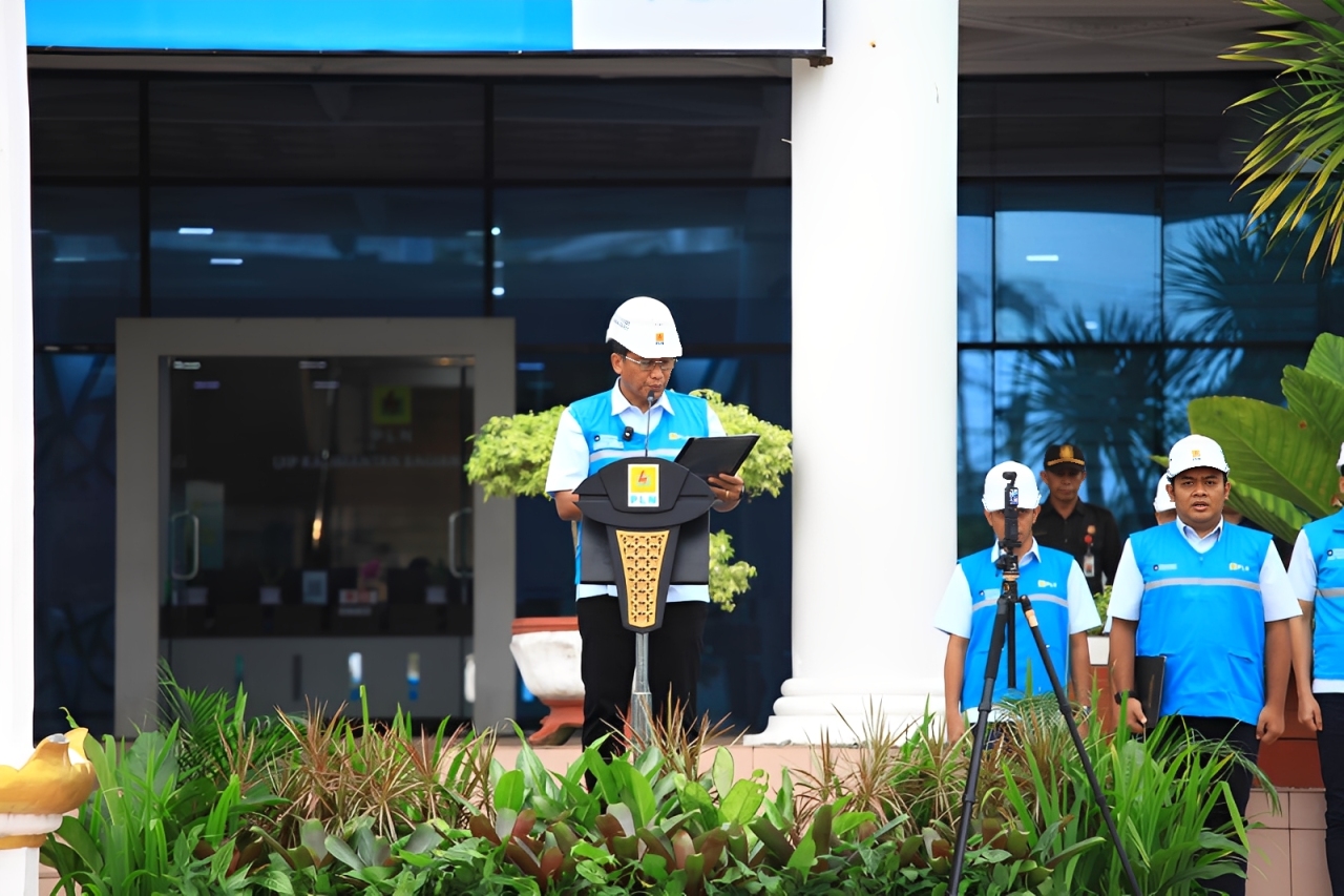 General Manager PLN UIP KLT, Basuki Widodo, membacakan sambutan Menteri Ketenagakerjaan dalam Apel Bulan K3 Nasional 2026.