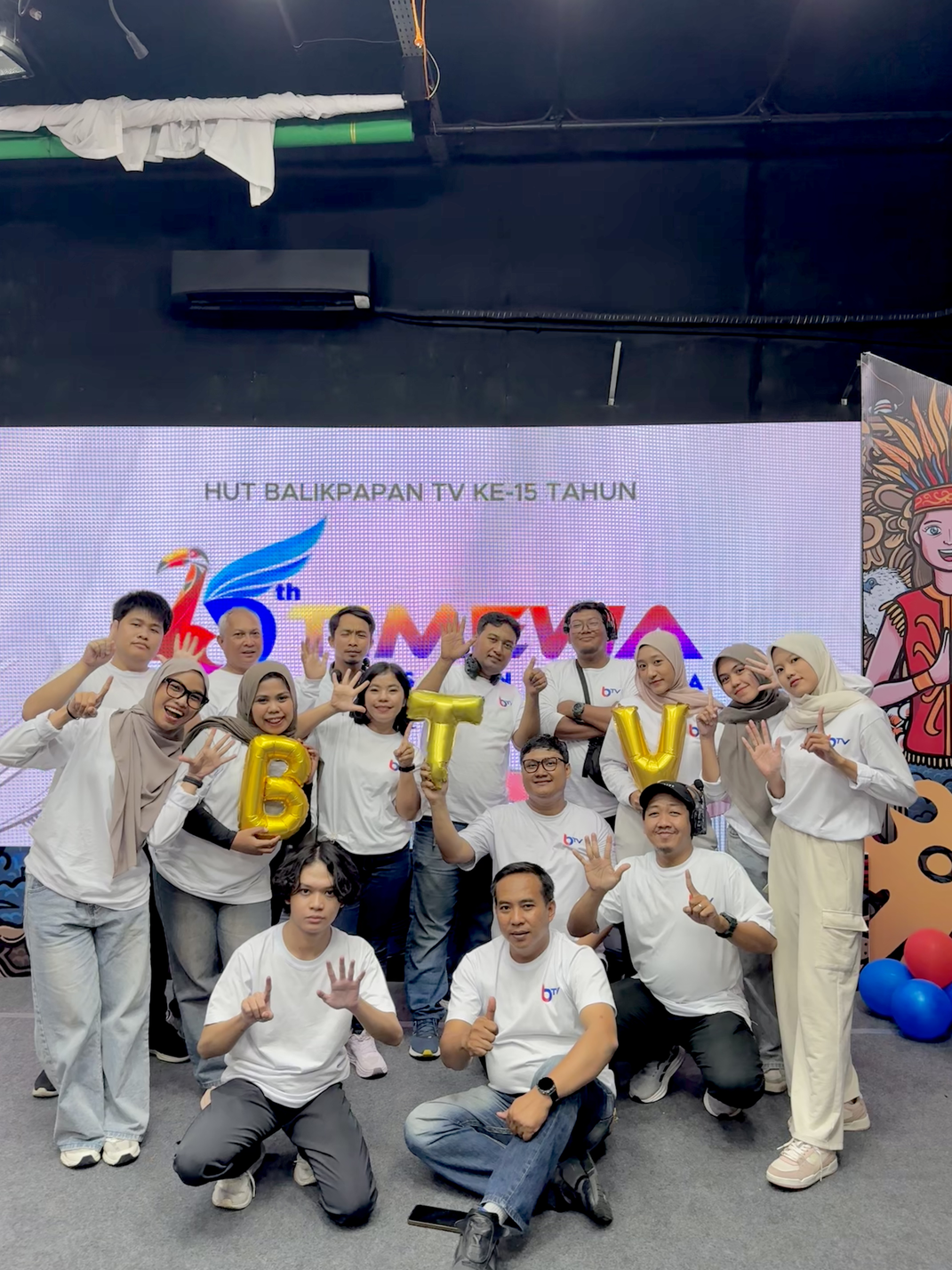 Tim Balikpapan TV berfoto bersama usai acara, mencerminkan kekompakan dan semangat kebersamaan.