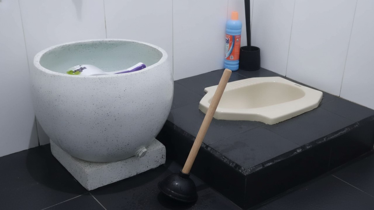 plunger mengatasi WC jongkok