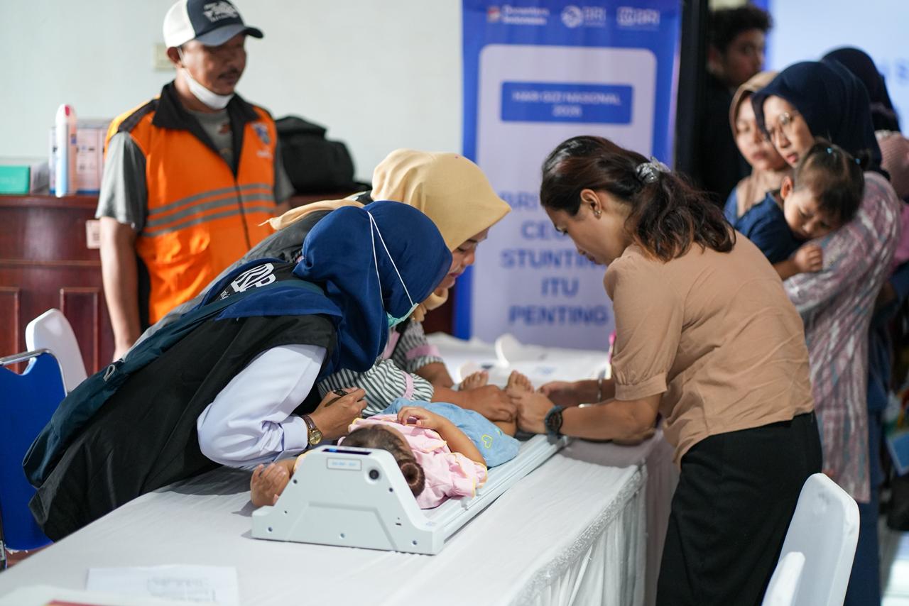 Penyaluran paket nutrisi bergizi untuk balita berisiko stunting.