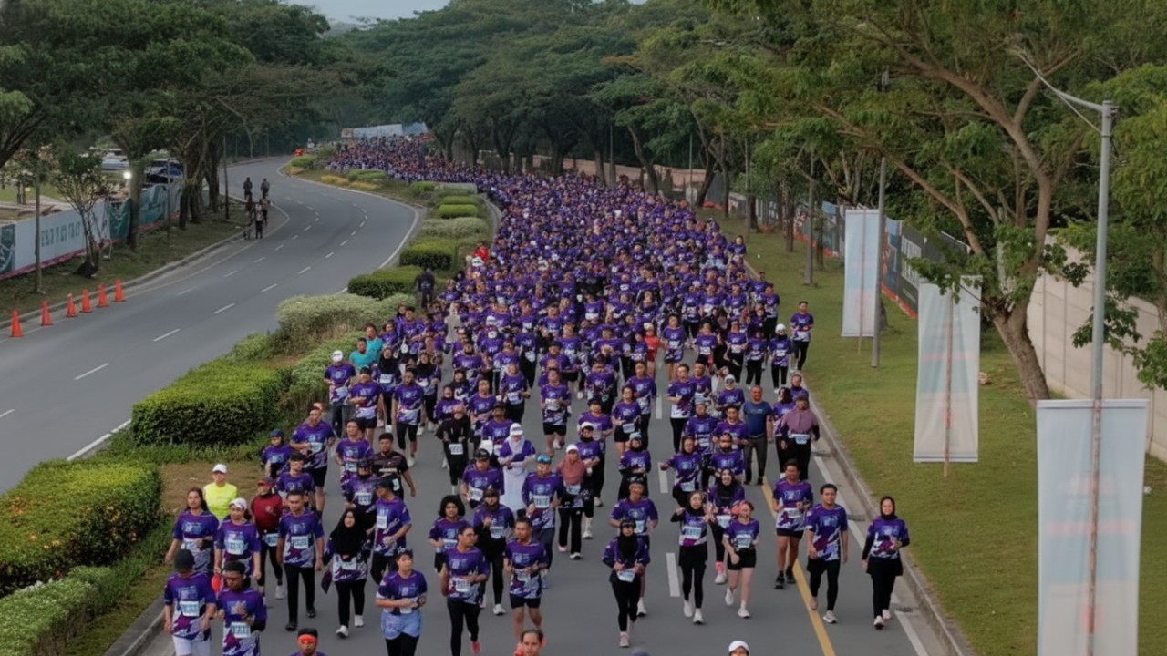 Ribuan pelari memadati lintasan fun run 5K dan 10K di Grand City Balikpapan, Minggu (25 Januari 2026).