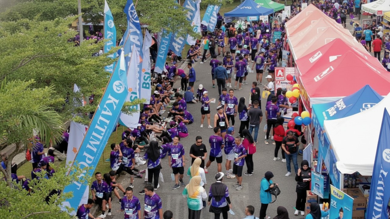 Para peserta memenuhi booth usai mengikuti fun run BSI Kaltim Post Runstoppable 2026 di Grand City Balikpapan, (25 Januari 2026).