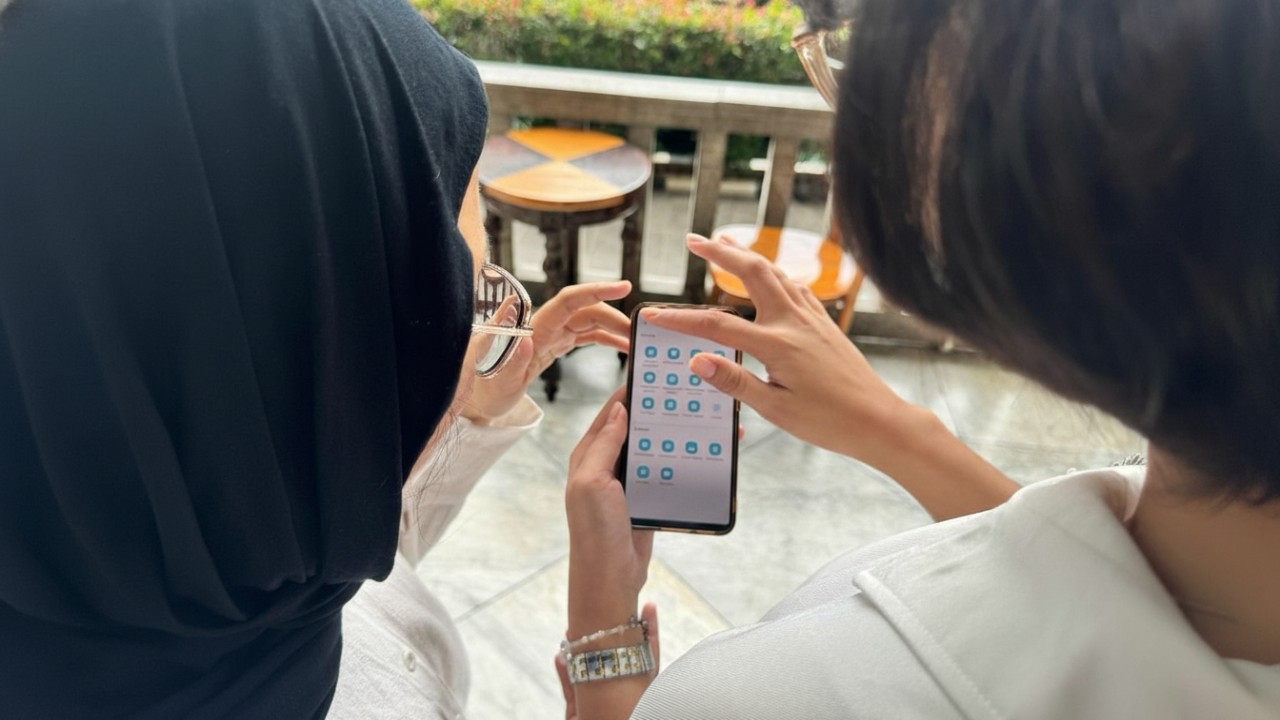 Ilustrasi penggunaan aplikasi PLN Mobile untuk layanan tambah daya listrik.