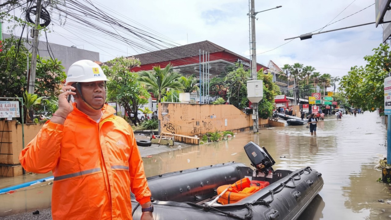 Ilustrasi petugas PLN melakukan koordinasi pengamanan jaringan listrik di lokasi terdampak banjir.