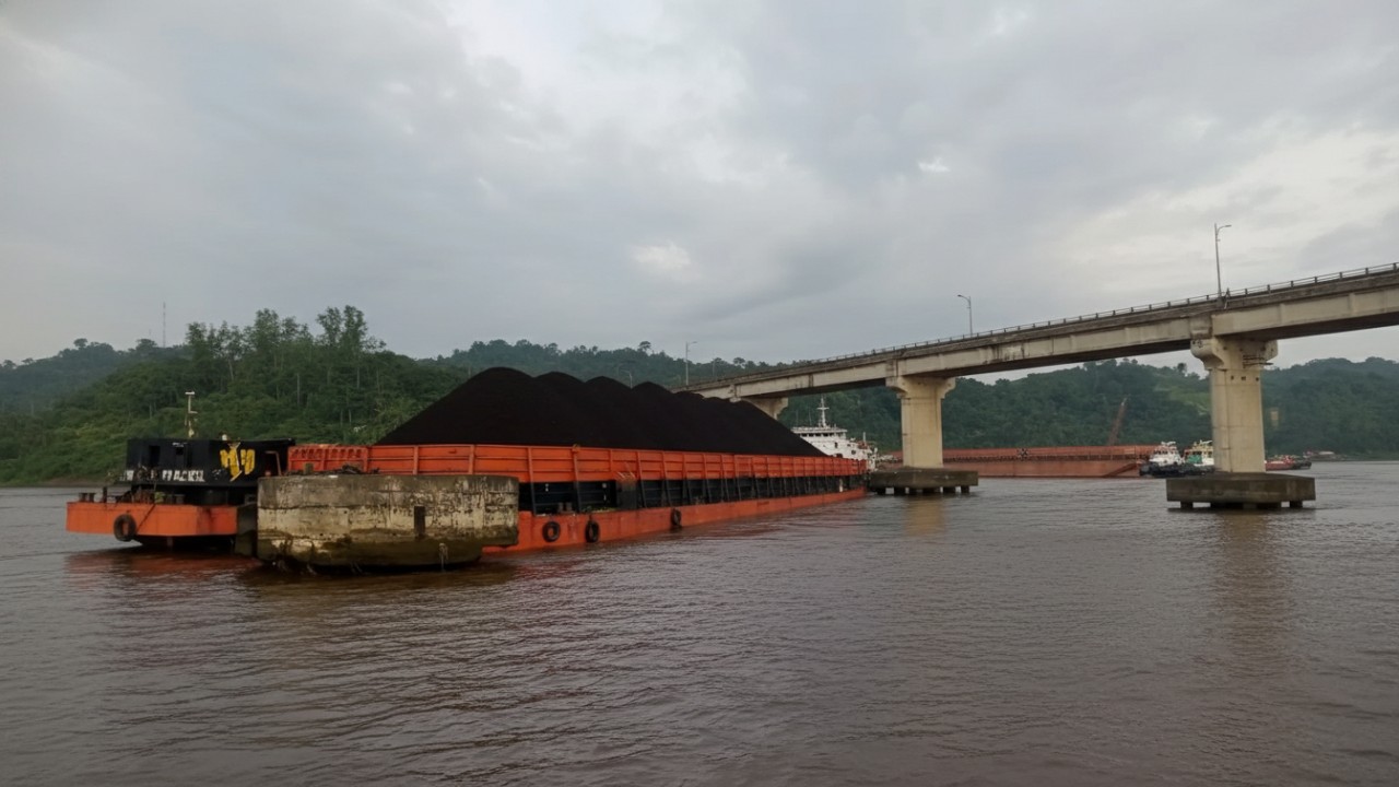 Tongkang batu bara melintang di dekat pilar Jembatan Mahulu Samarinda pascakejadian pagi hari.
