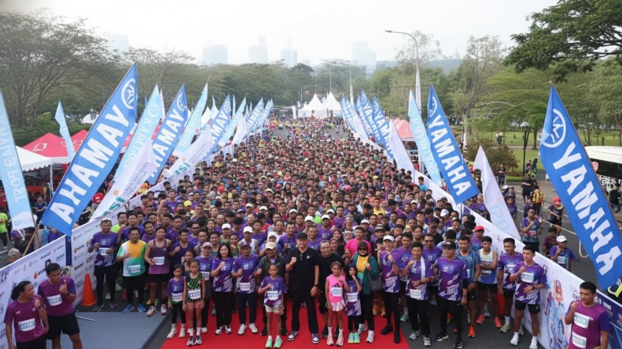 Lintasan Runstoppable di Grand City Balikpapan dipenuhi pelari dari berbagai usia penuh semangat.
