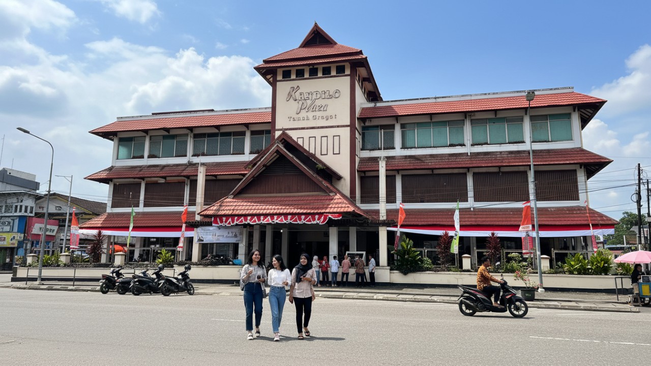 Suasana Kandilo Plaza yang menjadi fokus pembenahan revitalisasi.