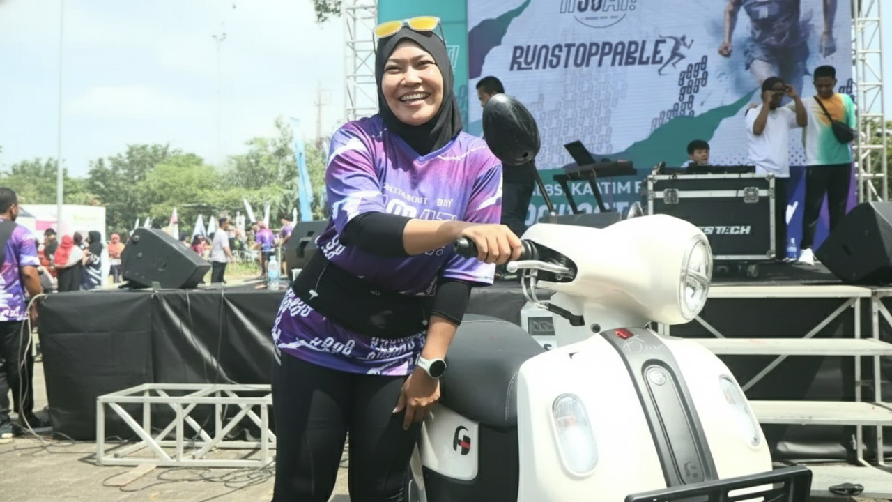 Deni Lestari melangkah ke panggung dengan tangan gemetar.