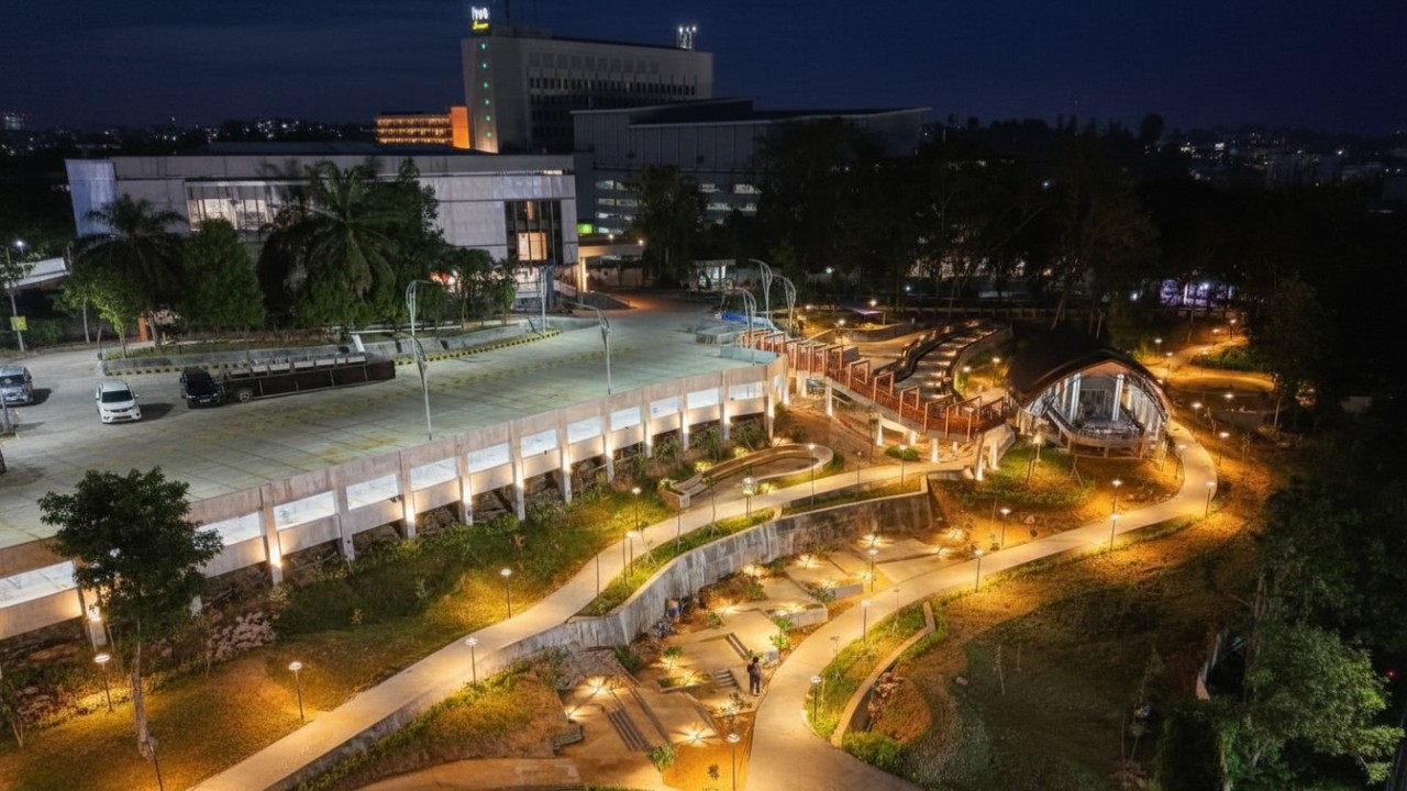 Kawasan taman dan parkiran Balai Kota Samarinda yang mulai dimanfaatkan warga sambil menunggu pembukaan resmi.