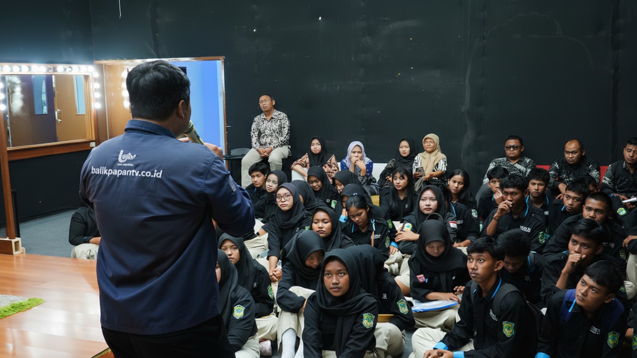 Siswa SMKN 19 Samarinda menyimak pemaparan saat kunjungan industri di Balikpapan TV, Selasa (27 Januari 2026).