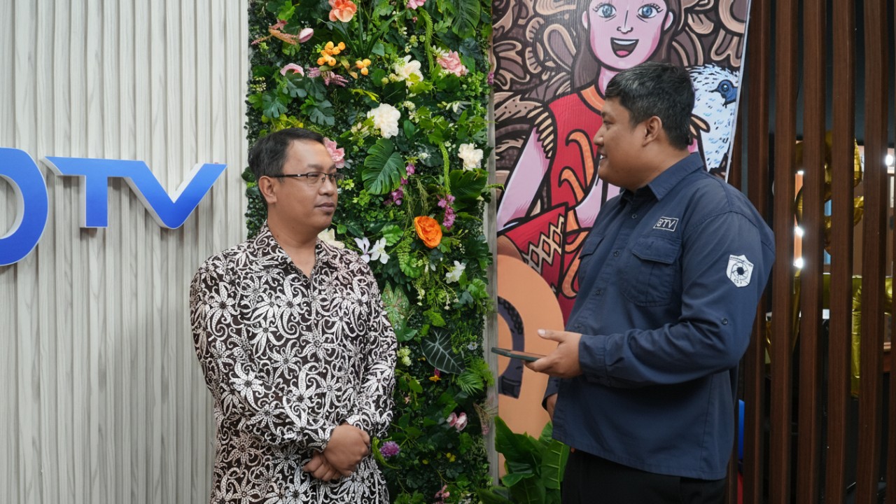 Kepala SMKN 19 Samarinda, Fajri Syamsirani, M.Pd, (kiri) berbincang dengan kru Balikpapan TV, Selasa (27 Januari 2026).