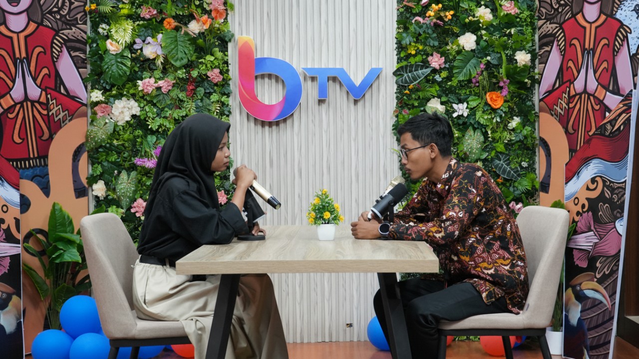 Praktik presenter siswa SMKN 19 Samarinda di studio Balikpapan TV, Selasa (27 Januari 2026).