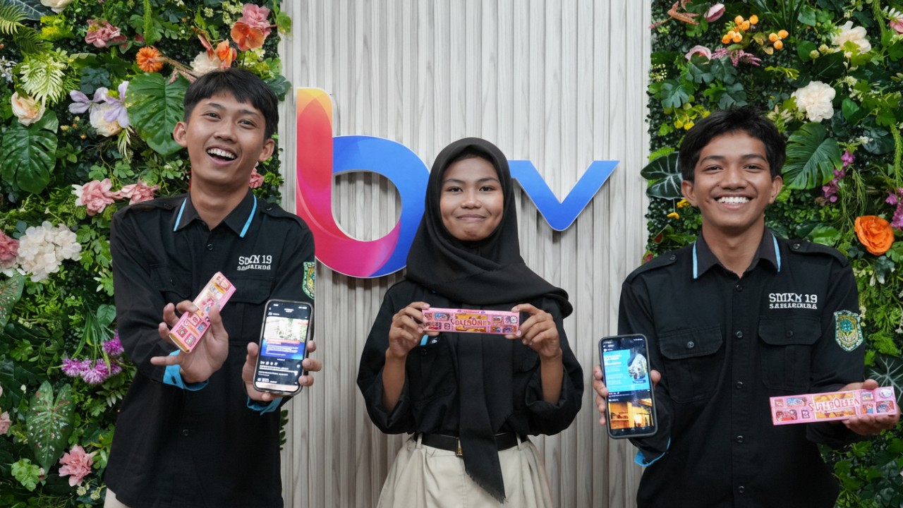 Siswa SMKN 19 Samarinda menunjukkan hasil praktik konten presenter saat kunjungan industri di Balikpapan TV, (Selasa 27 Januari 2026).