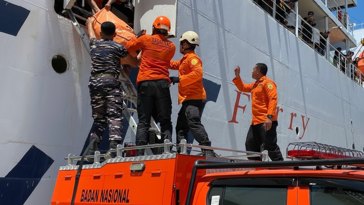 Tim SAR mengevakuasi penumpang dari area kapal feri yang miring di Pelabuhan Semayang, Balikpapan, Selasa (27 Januari 2026).