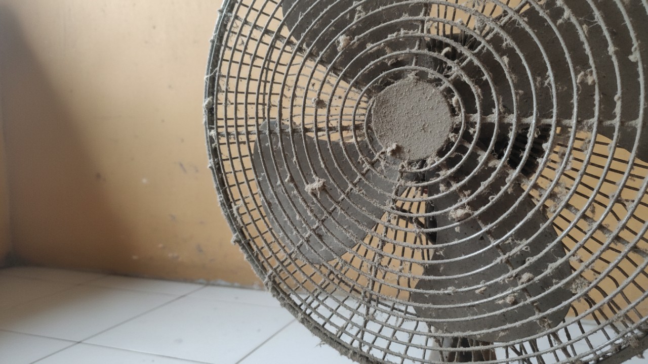 Debu menempel pada kisi kipas sebelum dibersihkan.