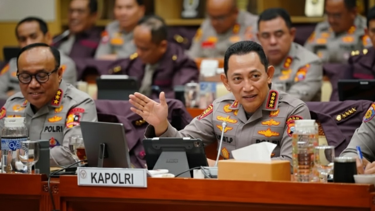 Kapolri Listyo Sigit Prabowo menyampaikan sikap tegas di ruang rapat DPR