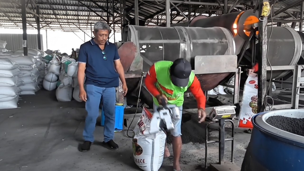 Proses produksi Pengemasan Pupuk Semok dalam berbagai bentuk kemasan.
