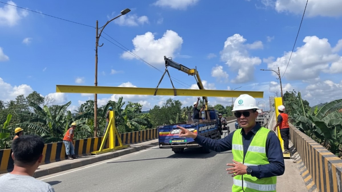 Portal pembatas tinggi 2,45 meter terpasang di akses Jembatan Mahulu.