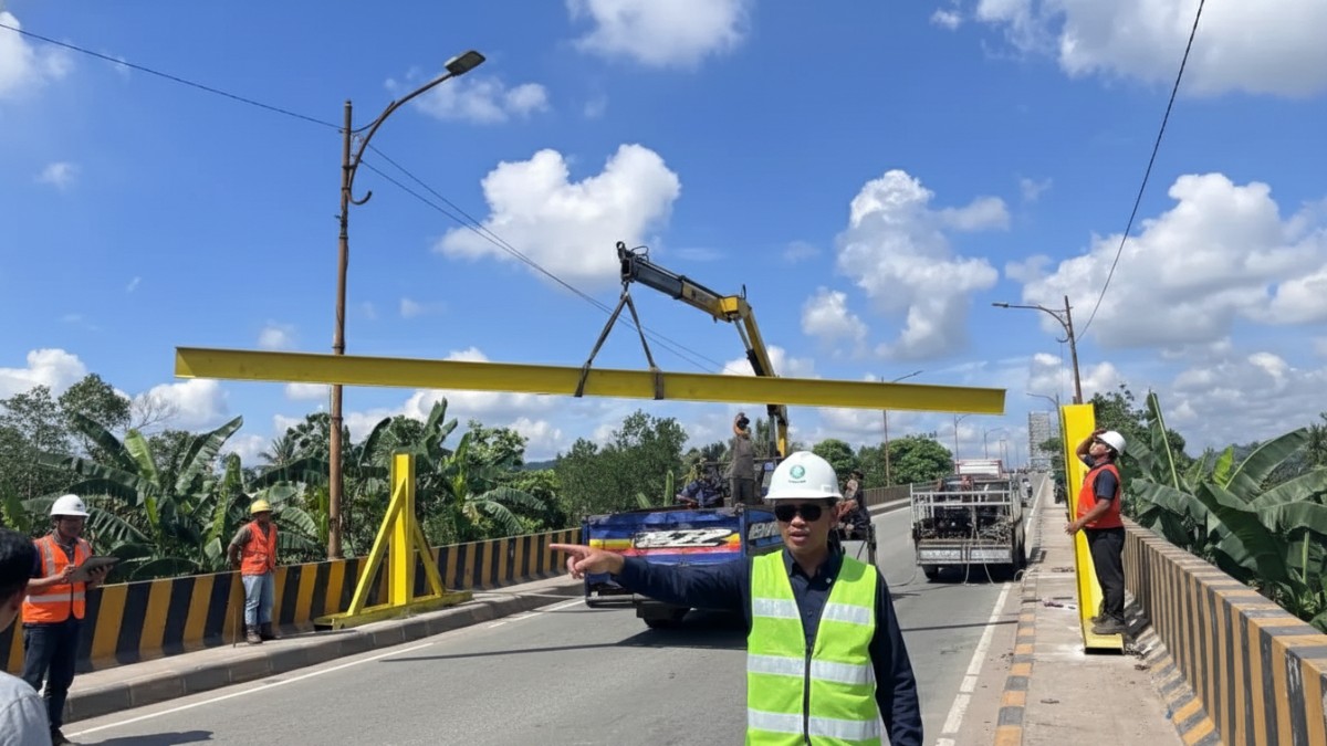 Portal Jembatan Mahulu yang dilepas pada Sabtu siang.