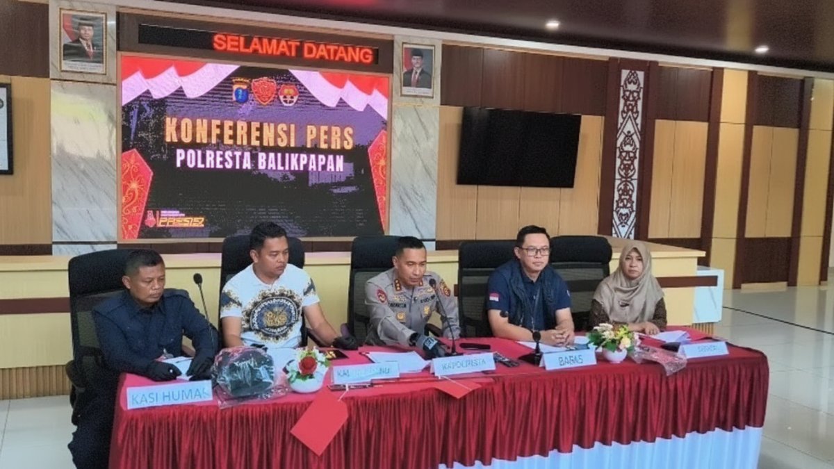 Konferensi Pers. Polisi mengamankan barang bukti kasus kekerasan remaja.